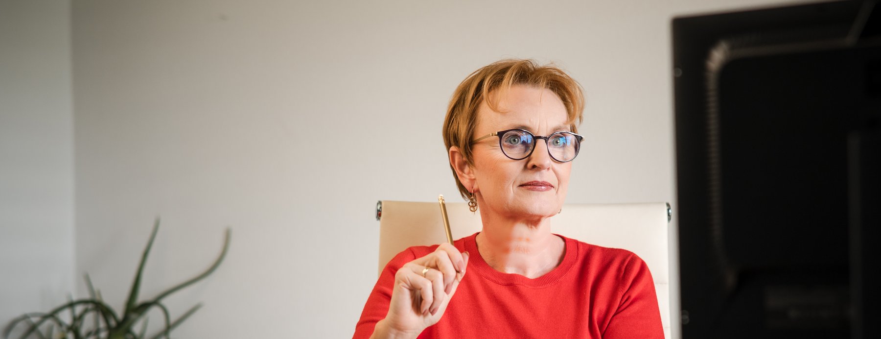 Monika Lackner an ihrem Schreibtisch